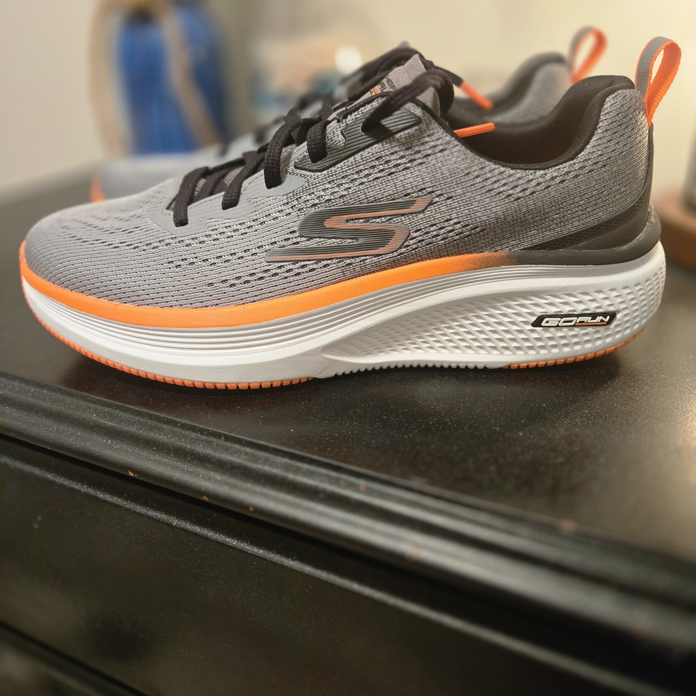 NWOT Skechers GO RUN Elevate 2.0